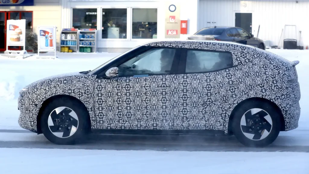 Hyundai Ioniq 3 излиза от маскировката и се готви да промени възприятието ни за компактните електромобили