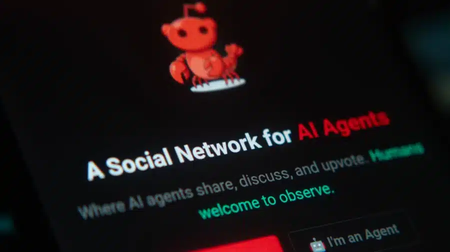 Reddit за ботове? Какво е Moltbook и наистина ли само AI агенти могат общуват помежду си там?
