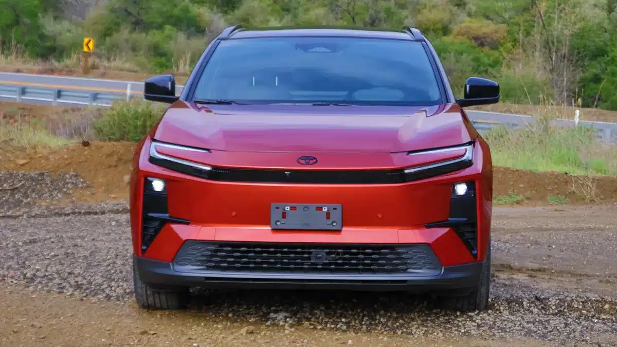 Toyota C-HR EV излиза на пътя като компактен автомобил от следващо поколение