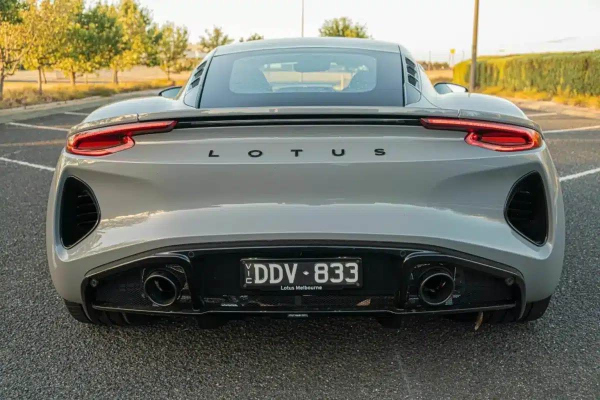 Lotus Emira Turbo SE покорява пистата и сърцата