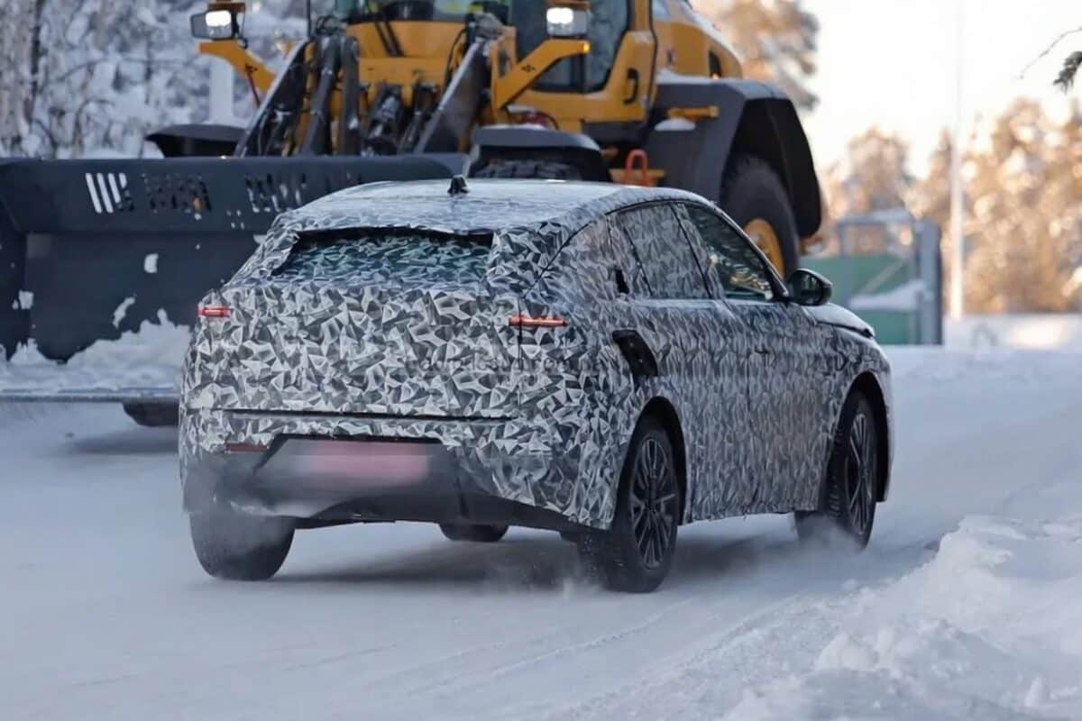 Новата Lancia Gamma се появи по пътищата