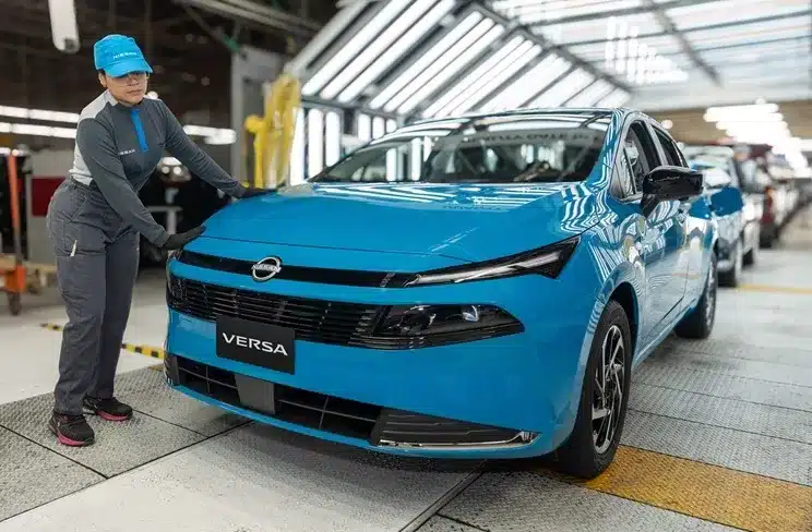 Nissan показа интериора на новия Versa и изненада с технологиите на бюджетния седан