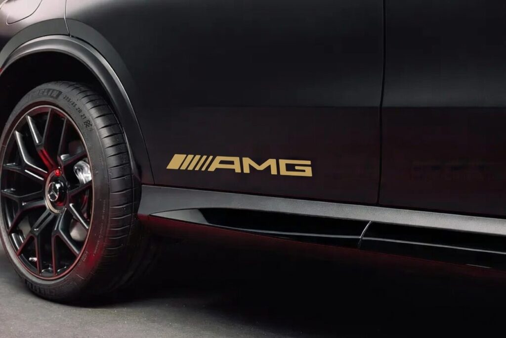 Mercedes-AMG подготвя новия GLC 53 с шестцилиндров двигател под капака
