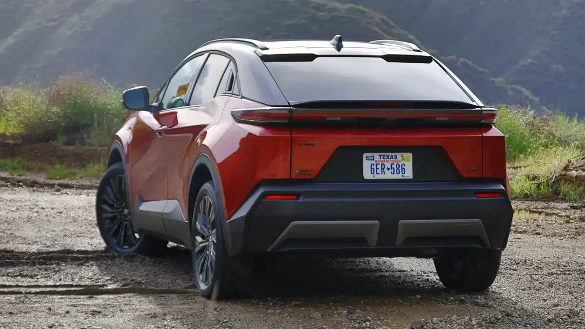 Toyota C-HR EV излиза на пътя като компактен автомобил от следващо поколение