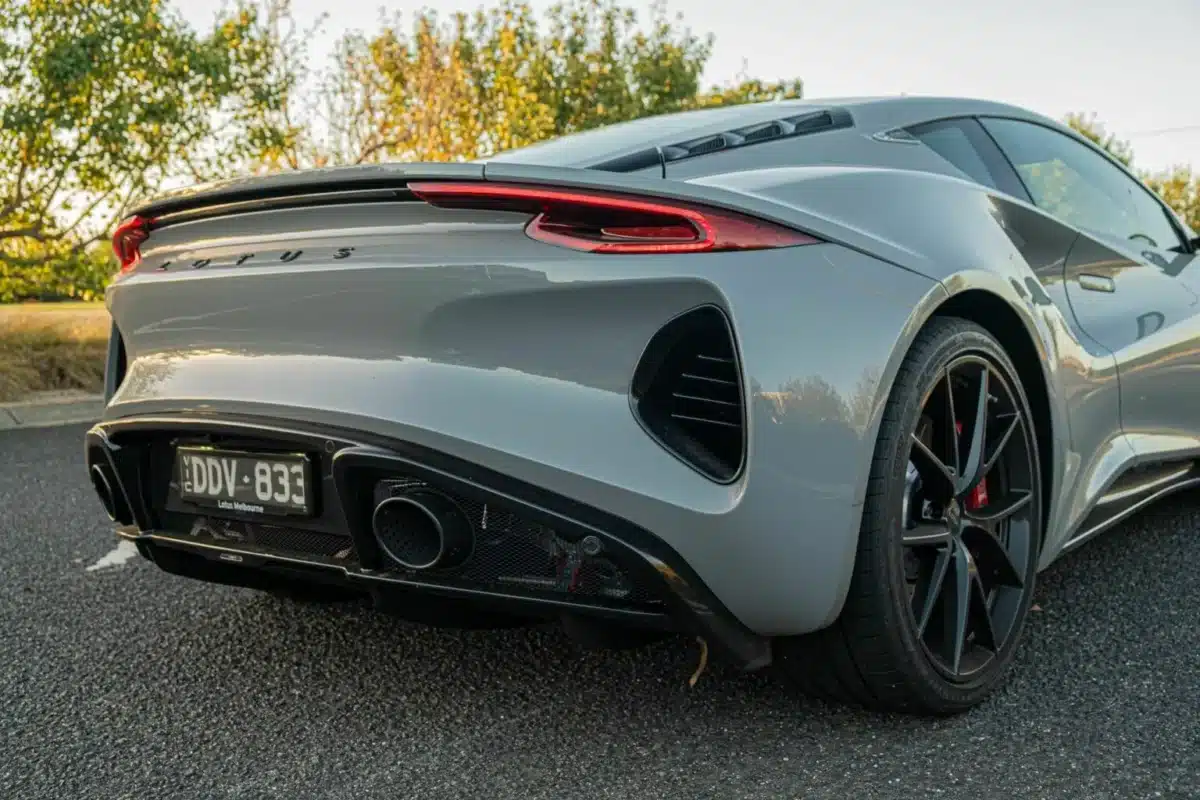 Lotus Emira Turbo SE покорява пистата и сърцата