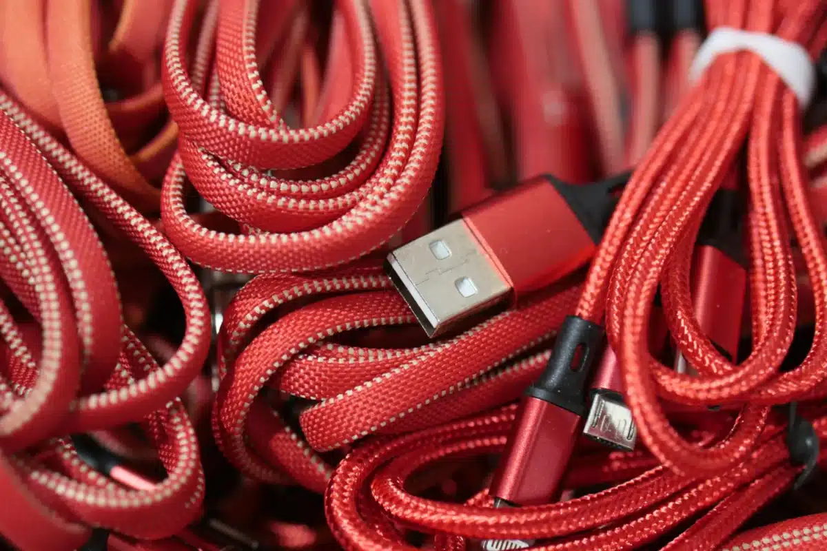 Какви могат да бъдат USB зарядните и защо вашите устройства се зареждат бавно с тях