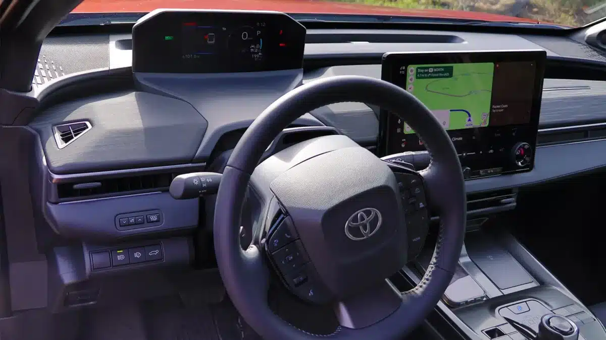Toyota C-HR EV излиза на пътя като компактен автомобил от следващо поколение