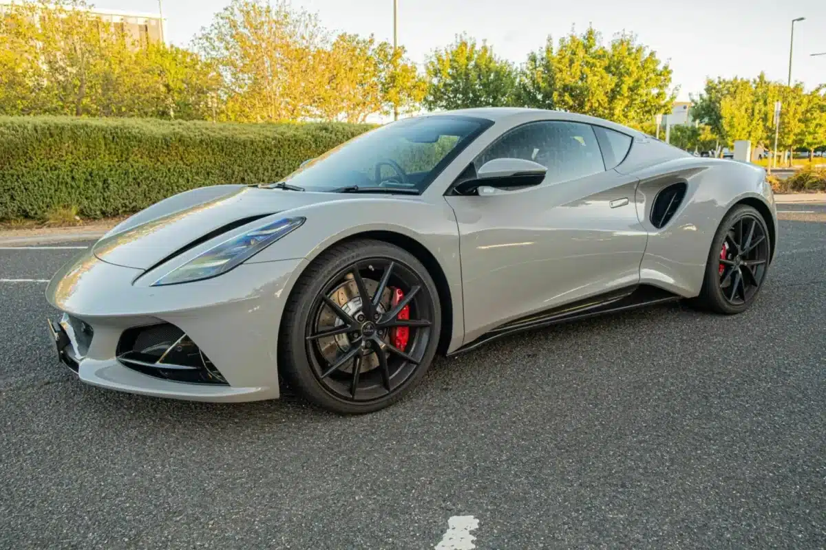 Lotus Emira Turbo SE покорява пистата и сърцата
