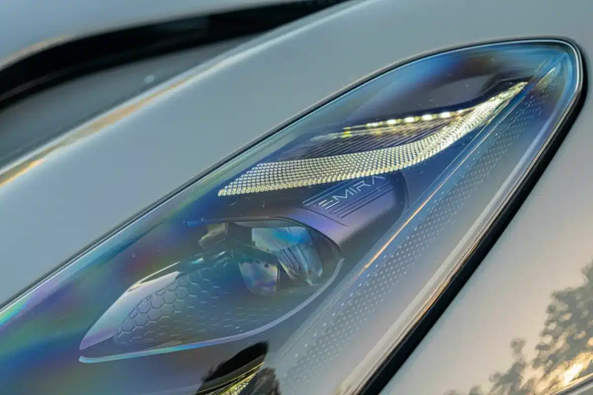 Lotus Emira Turbo SE покорява пистата и сърцата