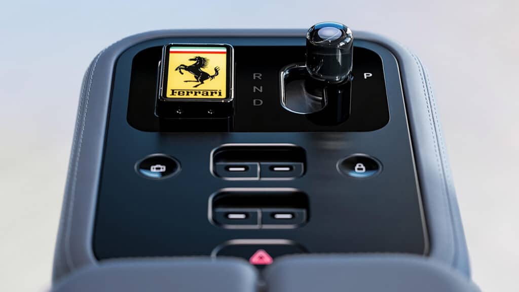 Ferrari показа интериора на първия си електромобил – той е създаден от Джони Айв, легендарния дизайнер на Apple
