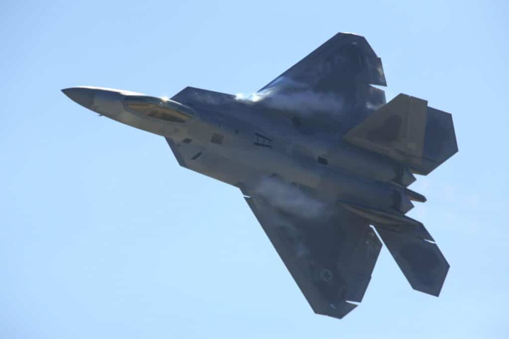 Руският S-500 „убиец на стелт“ срещу F-22 и F-35: мит, маркетинг или оръжие, което още не е доказало нищо?