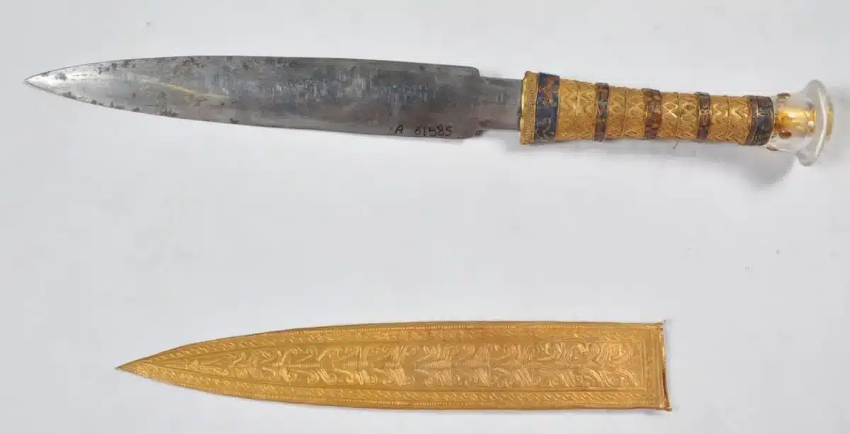 Желязо от небето: Кой и защо е изковал метеоритния кинжал на Тутанкамон?