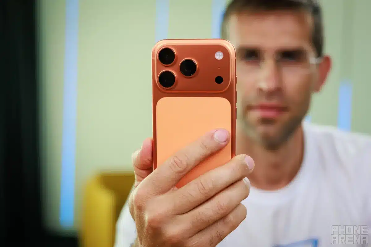 Стратегически завой: iPhone 18 Pro може да остане без редизайн заради първия сгъваем iPhone