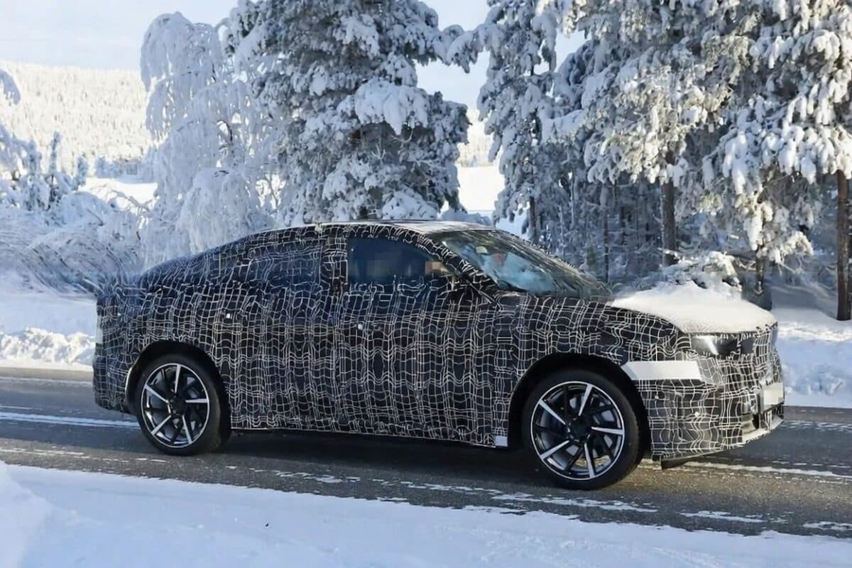 BMW създава спортен електрически iX4 и влиза в битка с Tesla и други електрически SUV