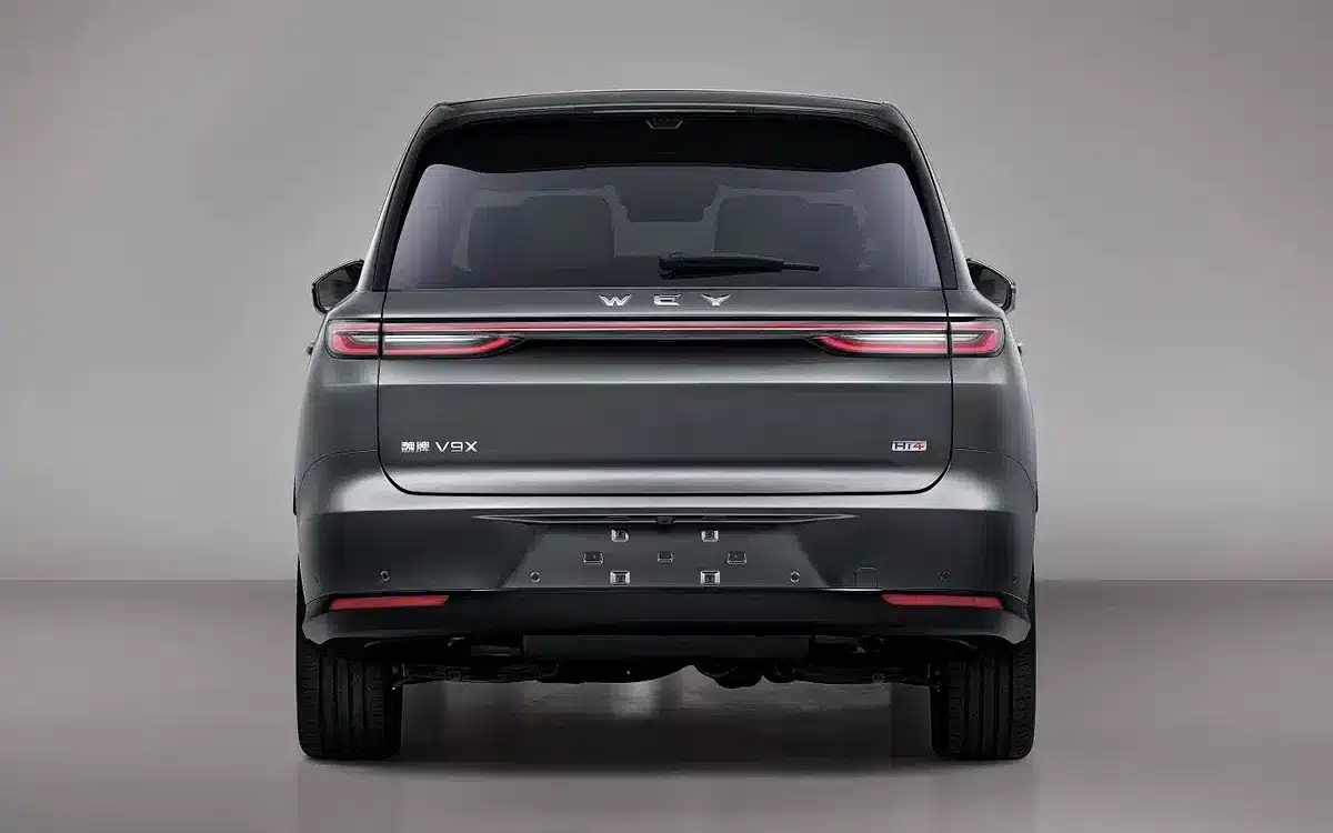Китайски автомобилен производител призна, че е копирал реклама на Range Rover и се извинява на Land Rover
