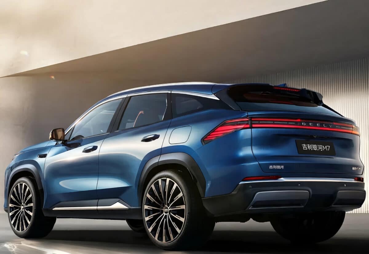 Geely пуска Galaxy M7 и показа хибрид, който се управлява като електрически автомобил