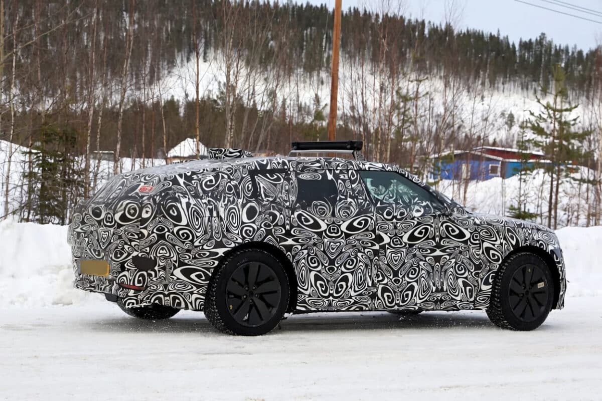 Range Rover подготвя нов Velar и показа кабина, която нарушава обичайните правила