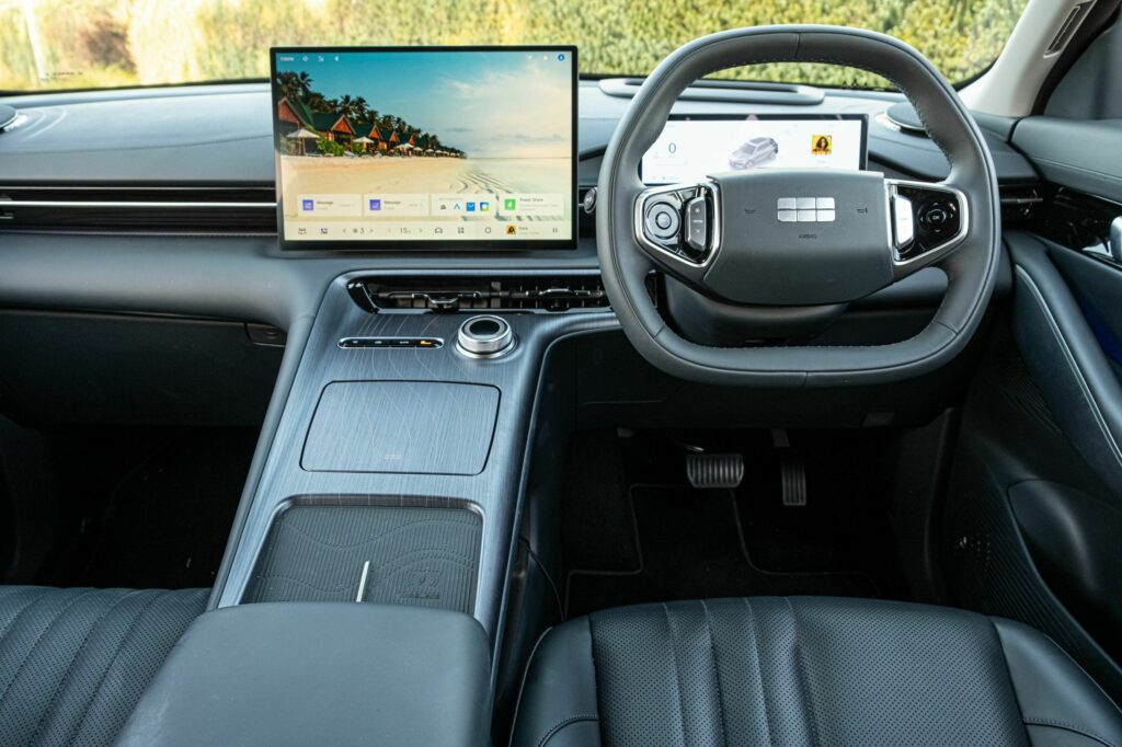 Новият Geely EX5 променя възприятието ни за достъпни електрически кросоувъри