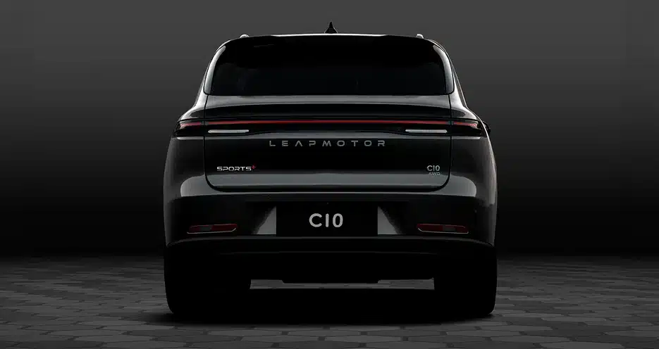 Електрическият Leapmotor C10 AWD предизвиква суперколите