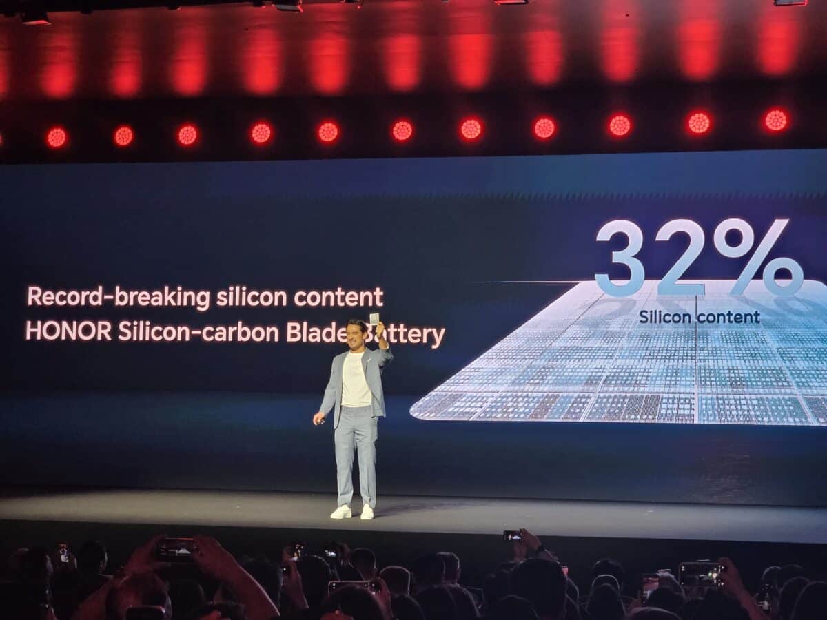 Honor представи ултратънкия сгъваем смартфон Magic V6 с чип Snapdragon 8 Elite Gen 5 и огромна силициево-въглеродна батерия