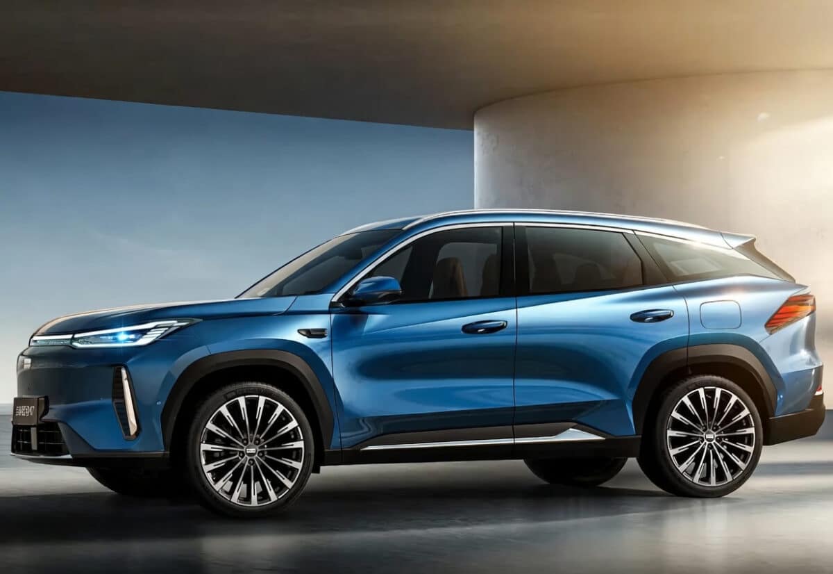 Geely пуска Galaxy M7 и показа хибрид, който се управлява като електрически автомобил