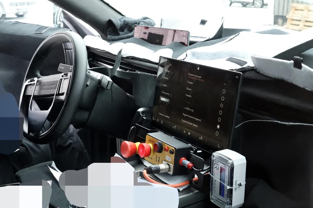 Range Rover подготвя нов Velar и показа кабина, която нарушава обичайните правила