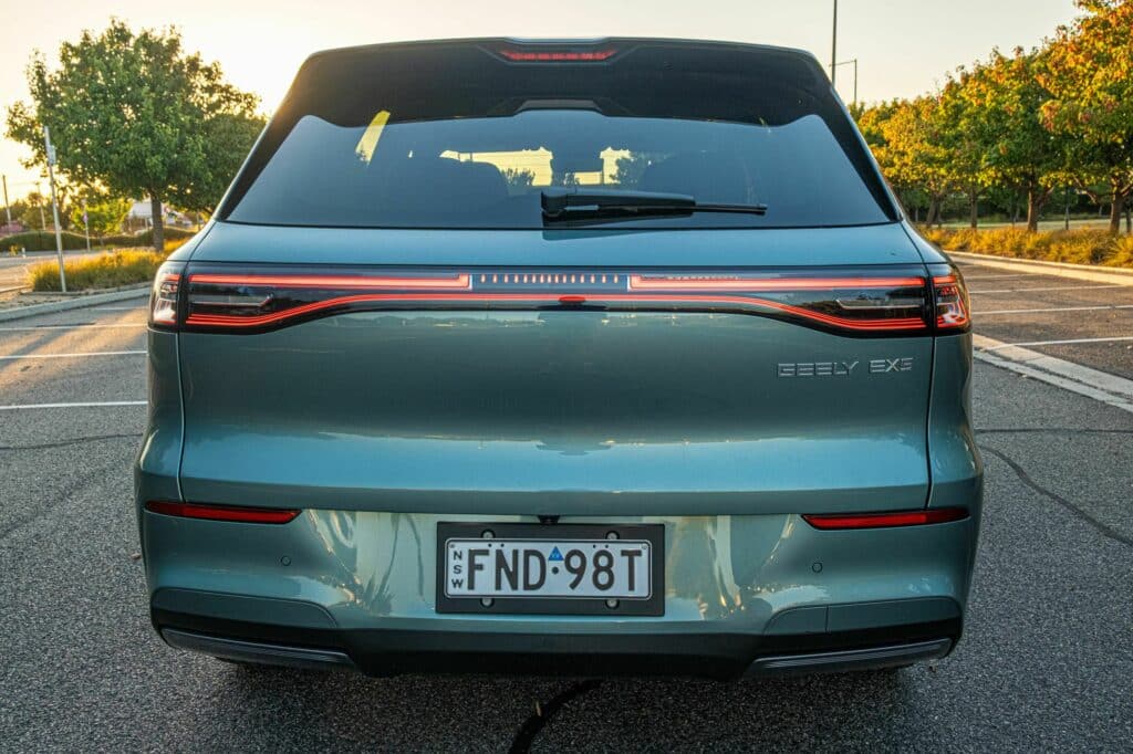 Новият Geely EX5 променя възприятието ни за достъпни електрически кросоувъри