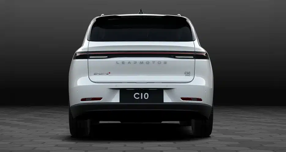 Електрическият Leapmotor C10 AWD предизвиква суперколите