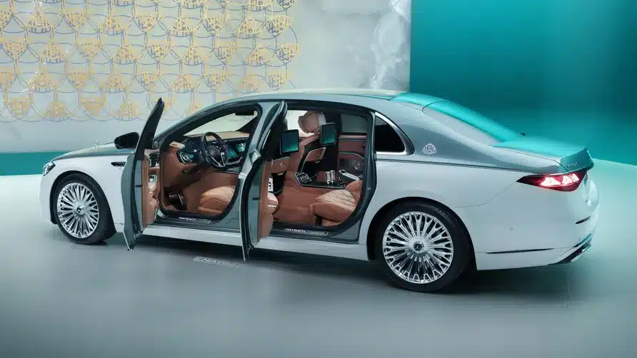 Maybach S-Class издига лукса на ново ниво и се отличава със светещо лого