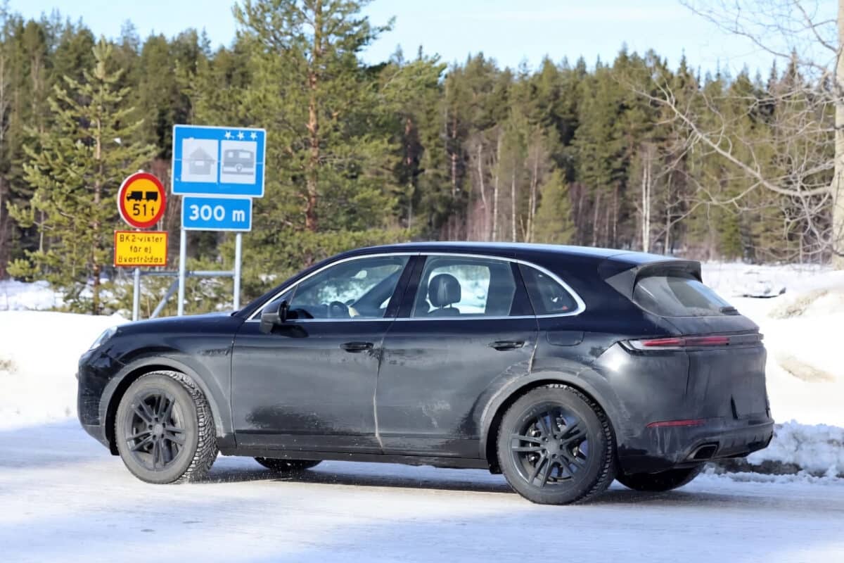 Porsche подготвя нов удар и рестартира хибридния Cayenne