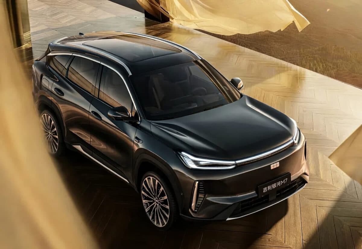 Geely пуска Galaxy M7 и показа хибрид, който се управлява като електрически автомобил