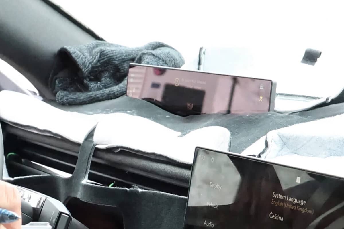 Range Rover подготвя нов Velar и показа кабина, която нарушава обичайните правила