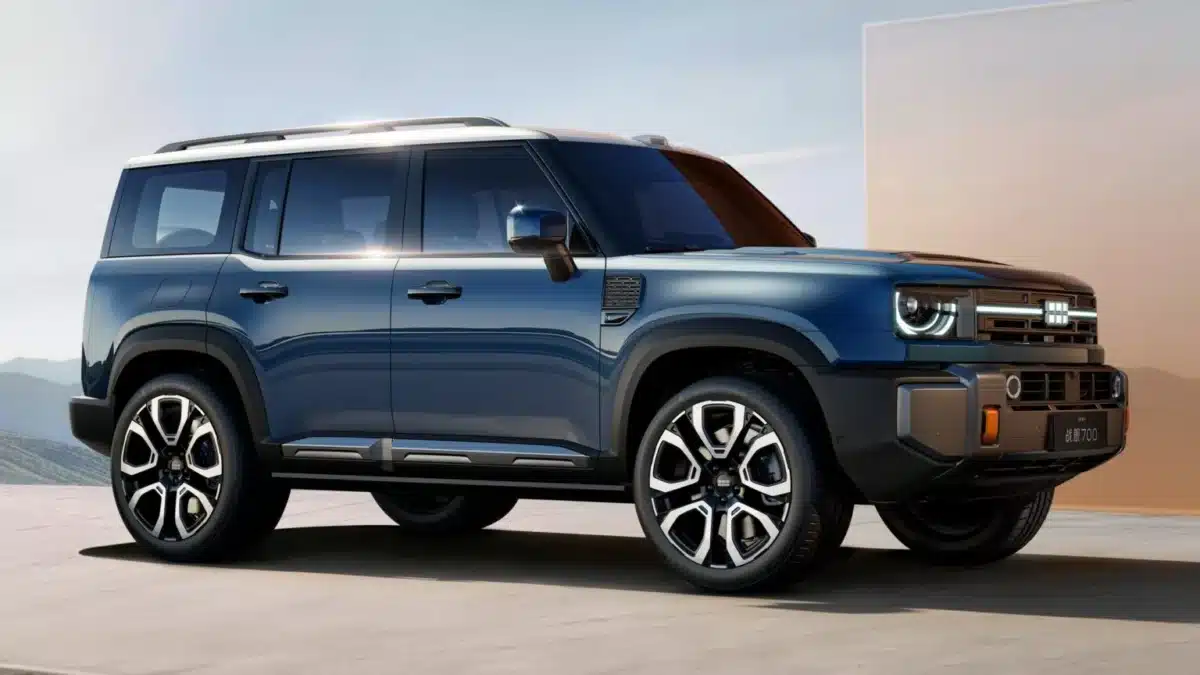 Geely подготвя брутален SUV, който подозрително прилича на легендарния Defender