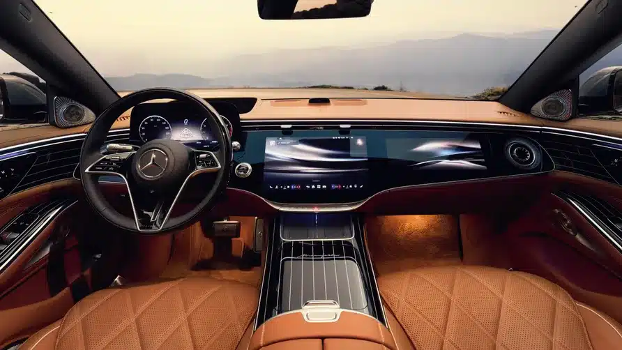 Maybach S-Class издига лукса на ново ниво и се отличава със светещо лого