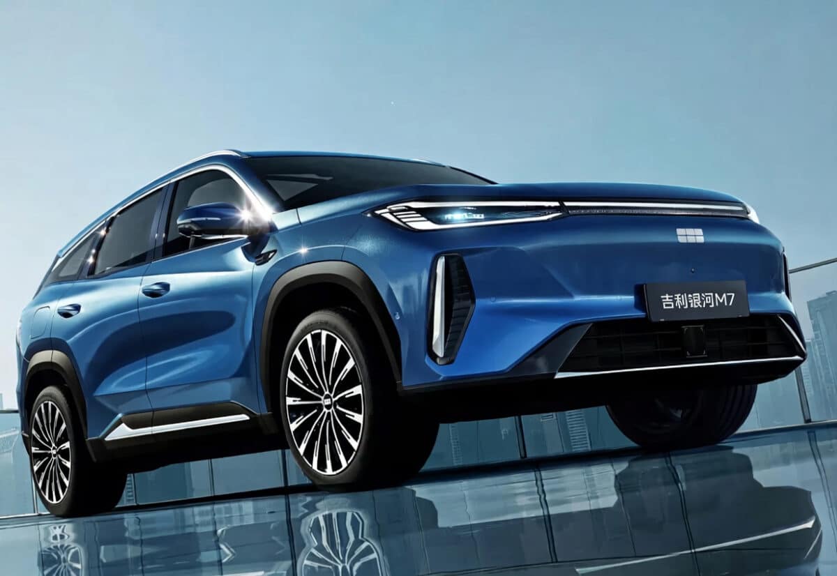 Geely пуска Galaxy M7 и показа хибрид, който се управлява като електрически автомобил