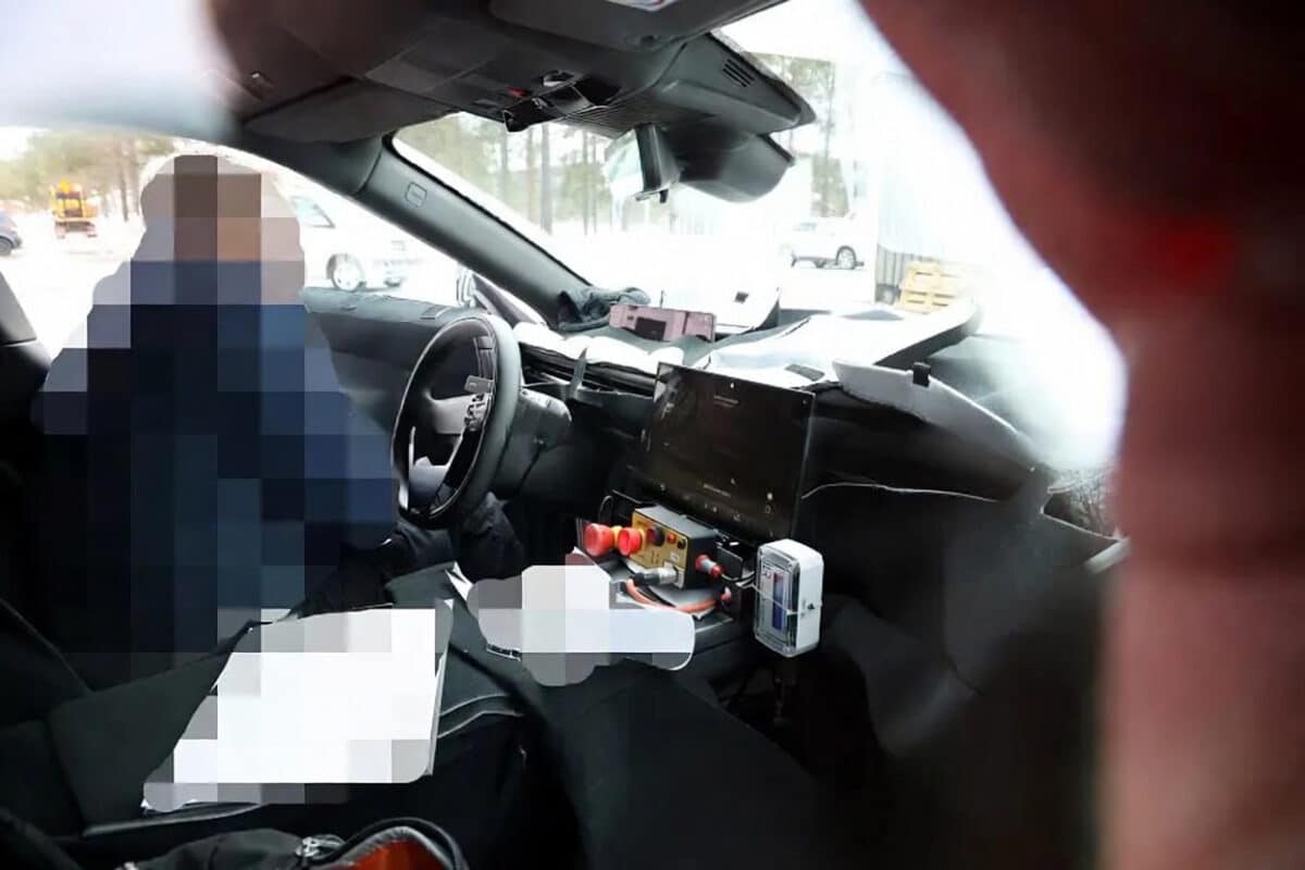 Range Rover подготвя нов Velar и показа кабина, която нарушава обичайните правила