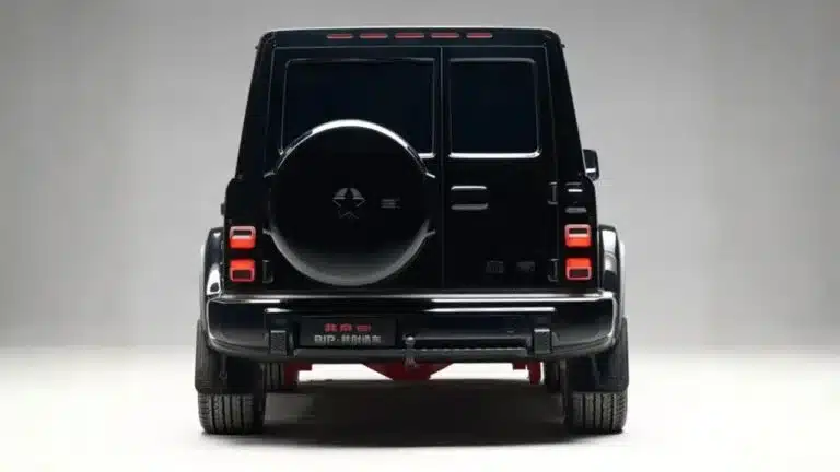 Китай създаде SUV, който прилича на смесица от Jeep и AMG