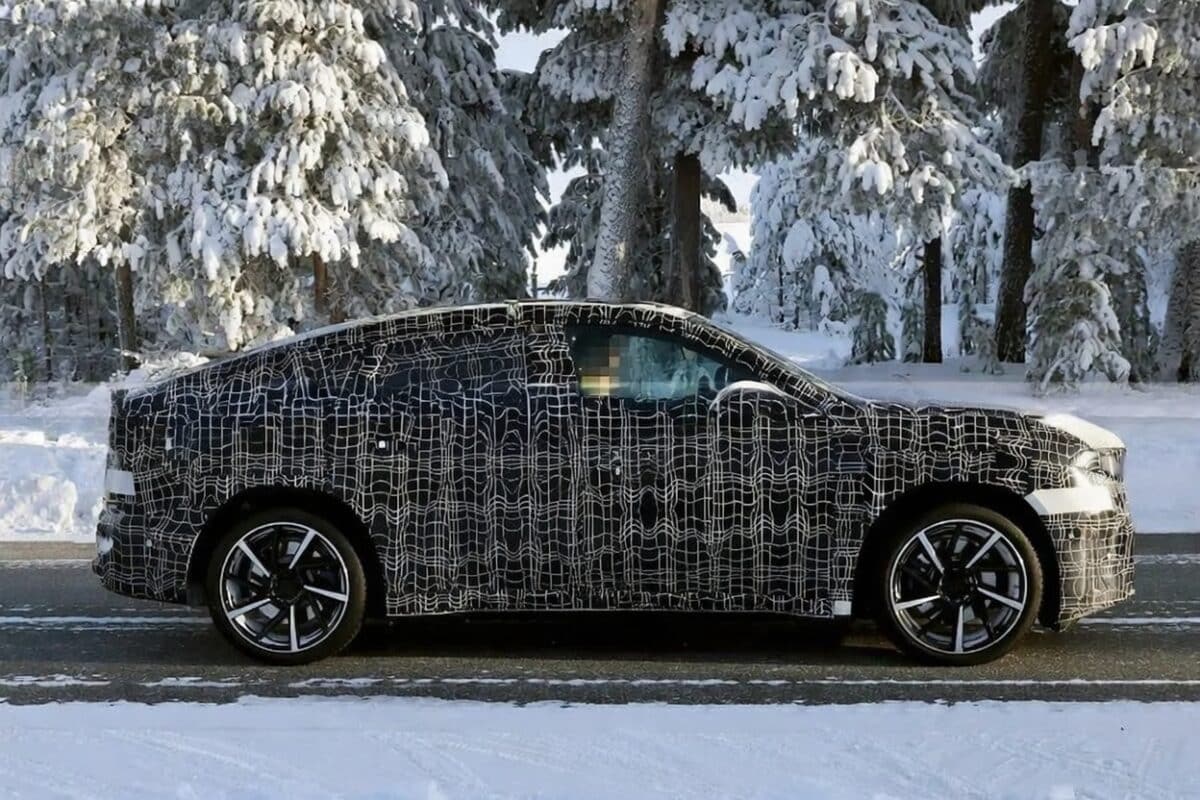 BMW създава спортен електрически iX4 и влиза в битка с Tesla и други електрически SUV