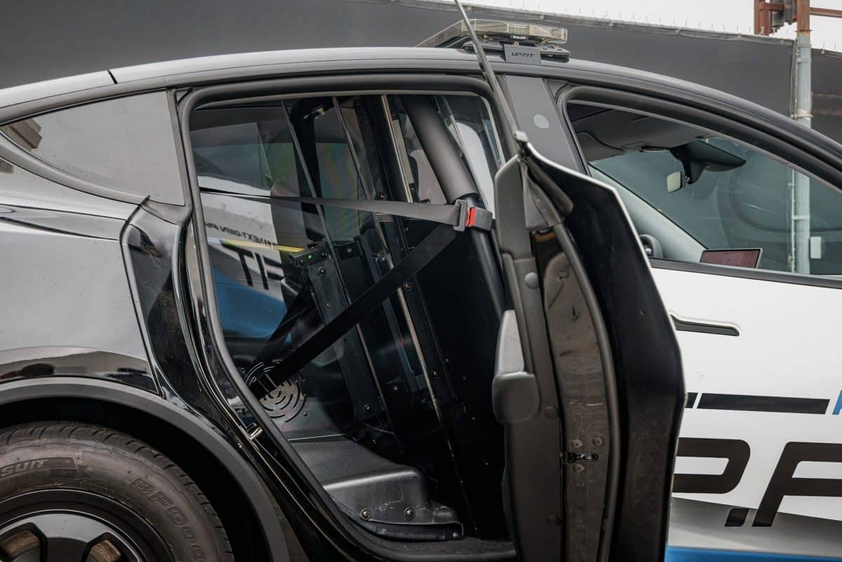 Tesla Model Y се превръща в електрическа полицейска кола и може да промени начина, по който работят патрулите