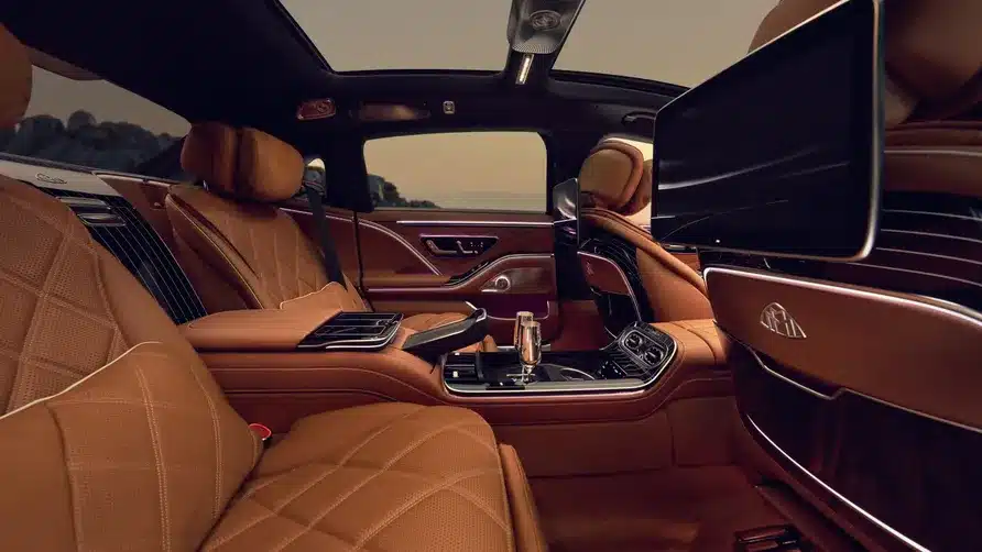Maybach S-Class издига лукса на ново ниво и се отличава със светещо лого