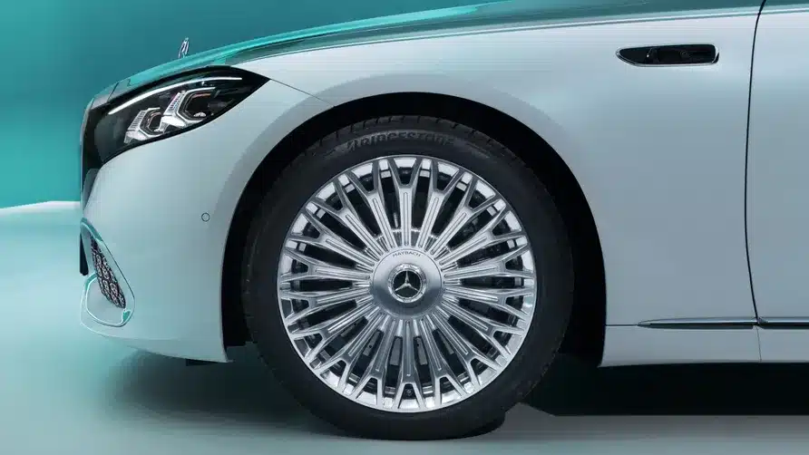 Maybach S-Class издига лукса на ново ниво и се отличава със светещо лого