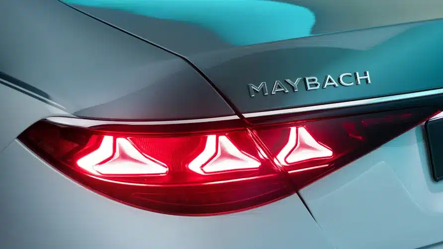 Maybach S-Class издига лукса на ново ниво и се отличава със светещо лого
