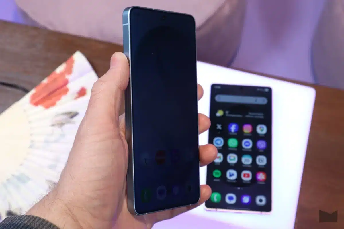 Privacy Display или оранжев цвят: Samsung Galaxy S26 Ultra срещу iPhone 17 Pro Max
