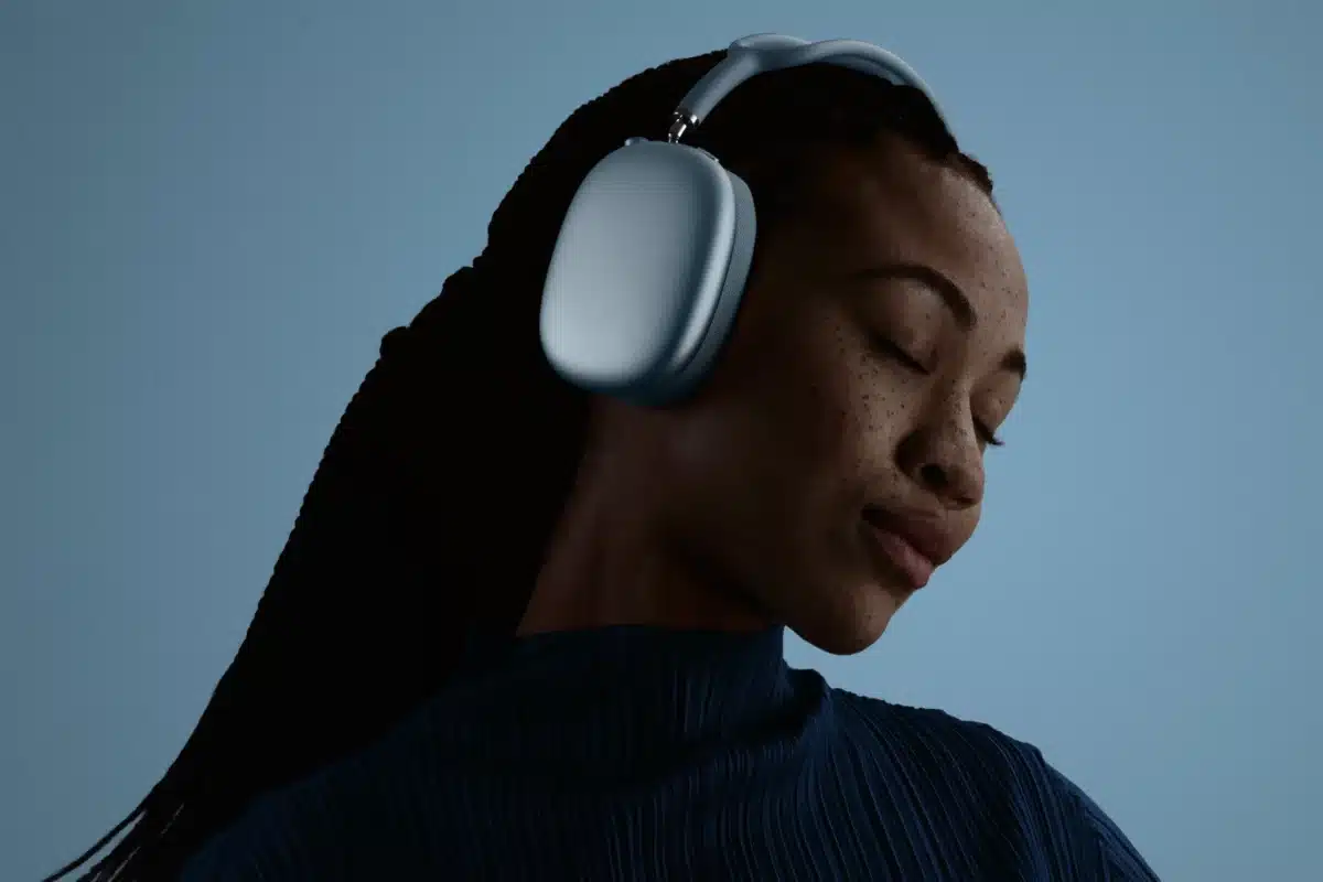 Apple представи слушалките AirPods Max 2 с подобрен звук, по-ефективно шумопотискане и превод в реално време за 9