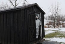 Ентусиаст превърна барака в задния си двор във фабрика за производство на чипове