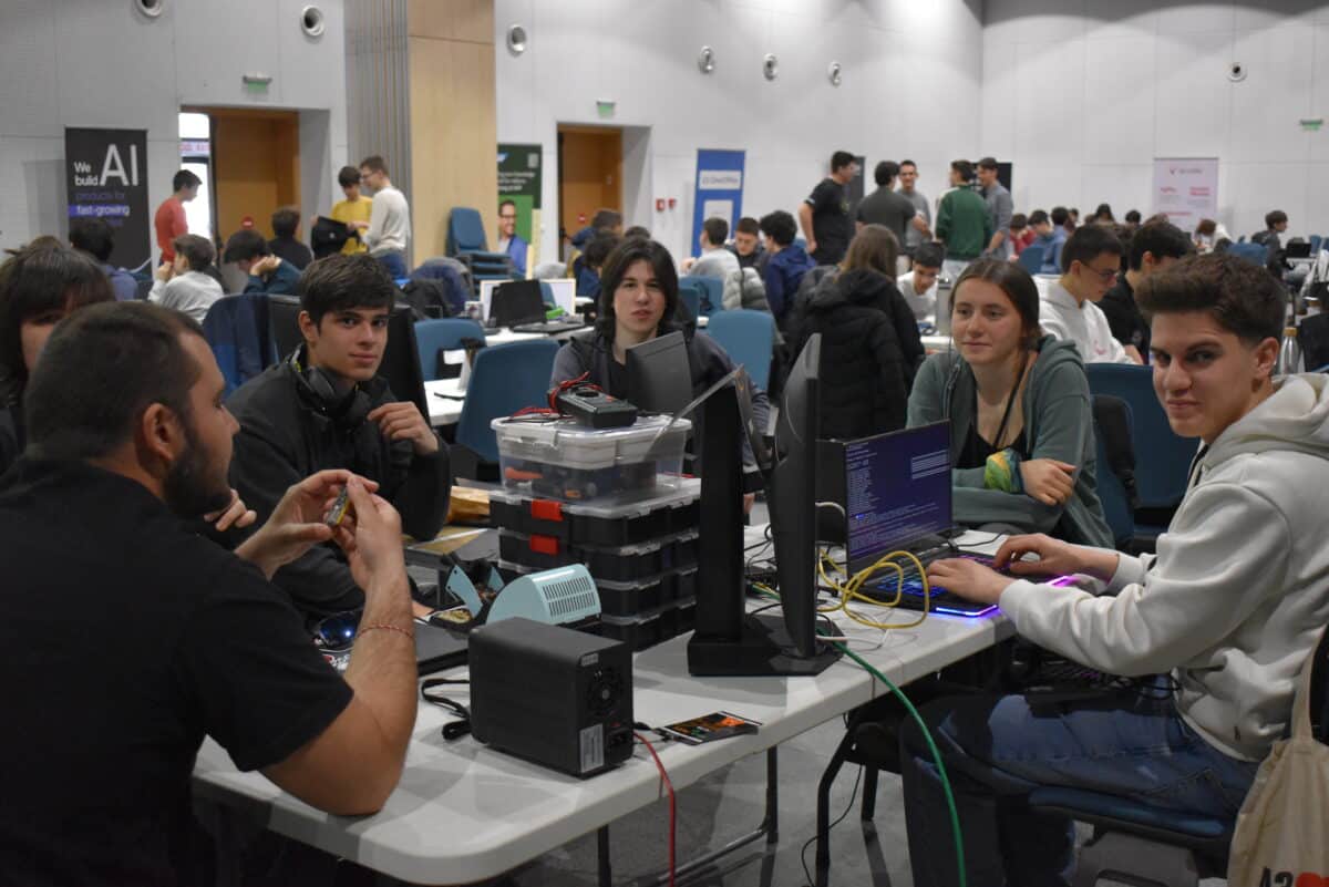 362 ученици, 80 отбора и 47 минути до „sold out“: Hack TUES 12 стартира с рекорден интерес и мисия „Code to Care“