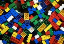 Тайната на LEGO: защо тухличка от 1958 пасва идеално днес – и как тази мания за микрометри пренаписа правилата на индустрията