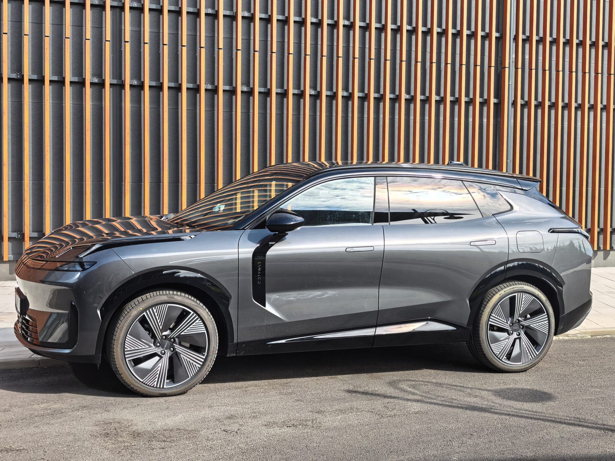 200 км на ток, plug-in хибрид и 20 000 евро по-евтин: Lynk & Co 08 поставя немците в неудобна позиция
