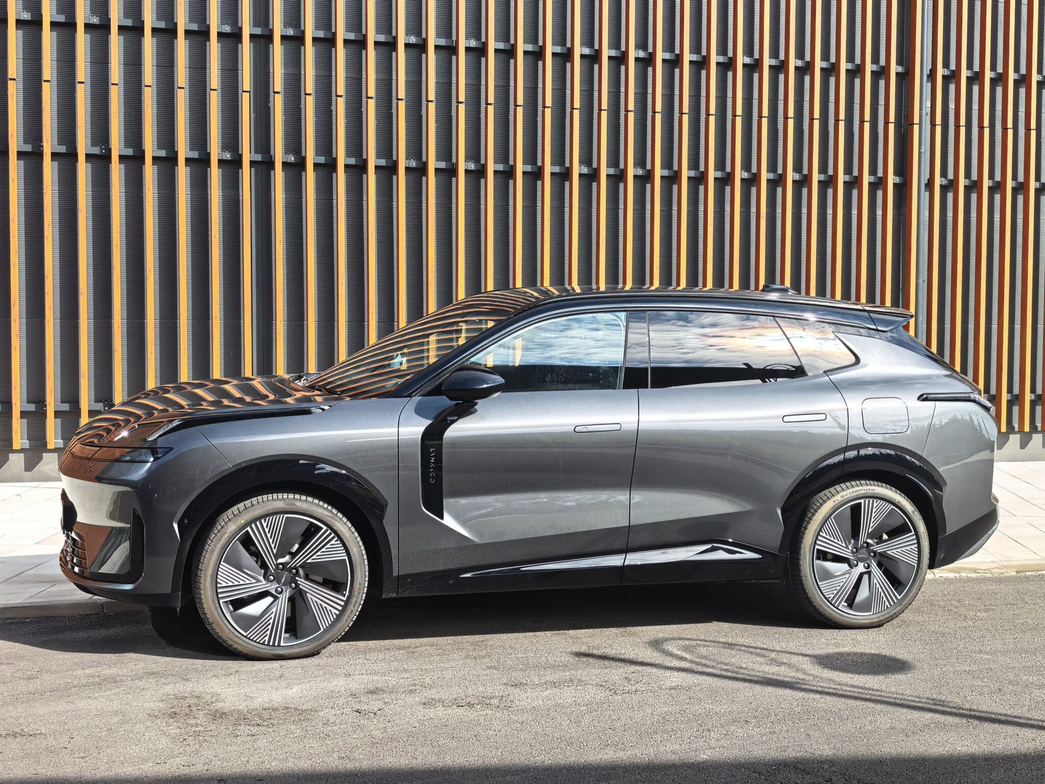 200 км на ток, plug-in хибрид и 20 000 евро по-евтин: Lynk & Co 08 поставя немците в неудобна позиция