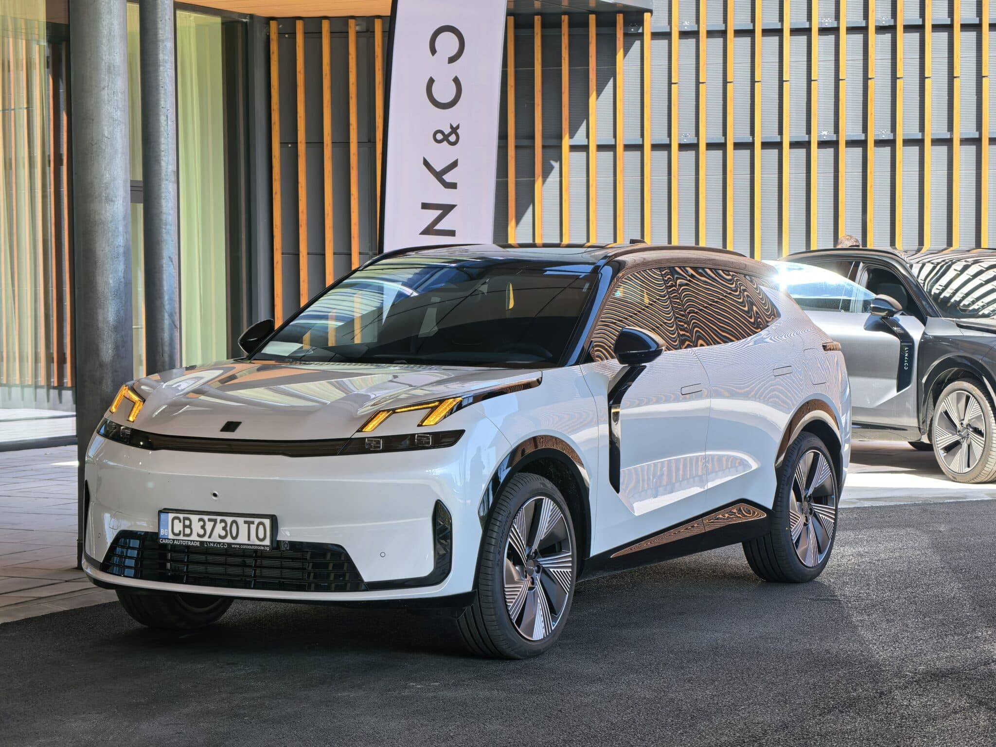 200 км на ток, plug-in хибрид и 20 000 евро по-евтин: Lynk & Co 08 поставя немците в неудобна позиция